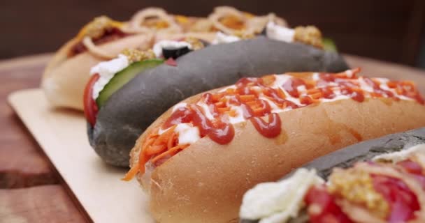 Straatvoedsel Grote Stad Zelfgemaakte Gegrilde Hotdogs Broodjes Met Mosterd Ketchup — Stockvideo