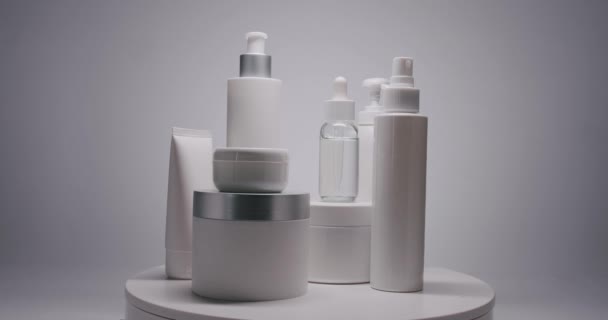 Bottiglie Bianche Tubi Siero Ruotano Cosmetici Sfondo Bianco Studio Luce — Video Stock
