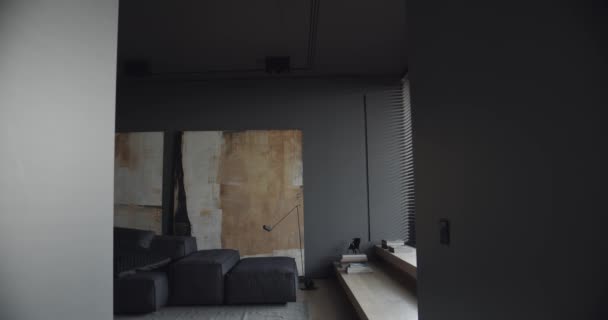 Echt Zeitgenössisches Minimalistisches Interieur Das Wohnzimmer Mit Schwarzem Grauem Ton — Stockvideo