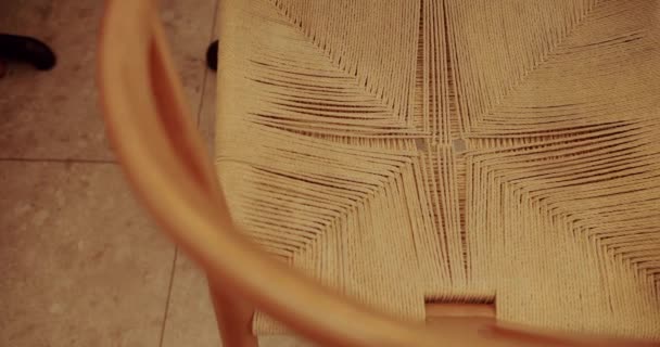 关闭木制和织物椅子 生态友好型咖啡 空的桌布和木制椅子 现代木制与面料家具在咖啡店 现代简约咖啡店 木制椅子 有纺织材料 — 图库视频影像