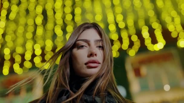 Mooi Vrouwelijk Model Kijkend Naar Camera Terwijl Straat Staat Met — Stockvideo
