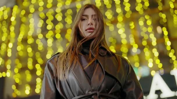 Elegante Donna Sicura Cappotto Pelle Camminare Notte Sulla Strada Con — Video Stock