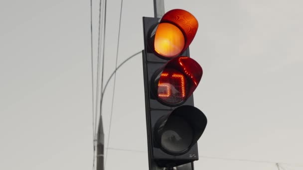 特写汽车照明装置的特写 尤指显示数字67的交通灯 灯是蓝色的 是街上的信号灯 — 图库视频影像
