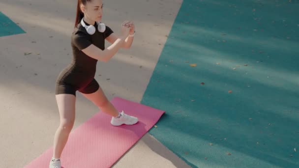 Şortlu Bir Kadın Dizini Kalçasını Pembe Bir Yoga Minderinin Üzerinde — Stok video