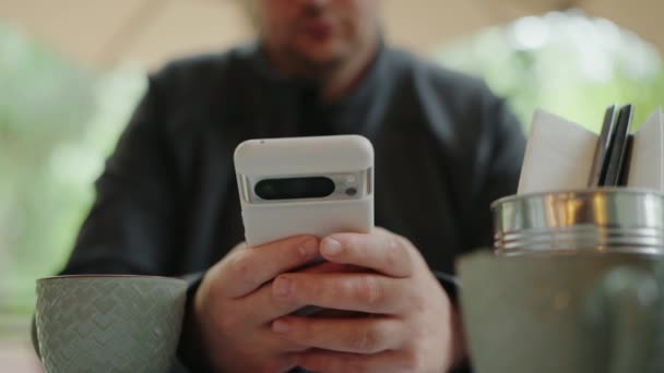 Selektiver Fokus Auf Männliche Hände Hält Smartphone Und Sendet Nachricht — Stockvideo