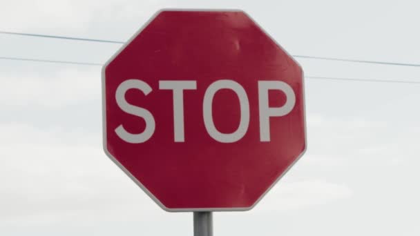 Крупним Планом Червоній Дорозі Знак Зупинки Вулиці Відкритому Повітрі Попереджувальний — стокове відео