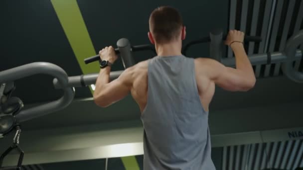 Sportif Bir Adamın Modern Ekipmanlarla Spor Salonunda Egzersiz Yaptığını Gördüm — Stok video