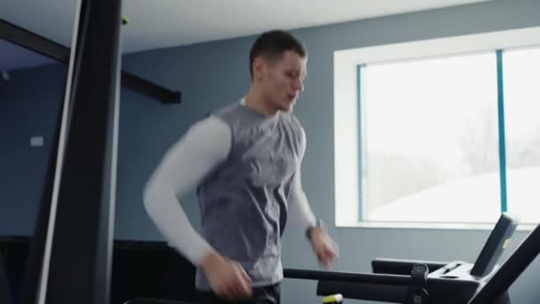 Aktiv Man Med Atletisk Kropp Tränar Och Springer Löpband Fitnesscenter — Stockvideo