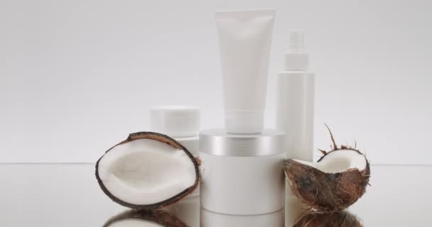Bílá Láhev Trubice Tropickým Ovocným Kokosem Pro Kosmetiku Bílém Pozadí — Stock video