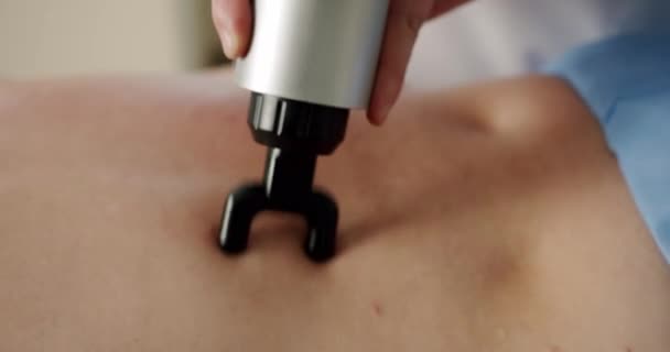 Doktor Sırt Kaslarını Tedavi Ediyor Masaj Tabancasının Nasıl Kullanıldığını Gösteriyor — Stok video