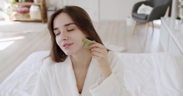 Ritratto Una Giovane Donna Che Massaggio Facciale Con Raschietto Pietra — Video Stock
