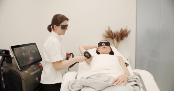 Beautician Αφαιρεί Μαλλιά Όμορφη Θηλυκή Μασχάλη Χρησιμοποιώντας Ένα Λέιζερ Laser — Αρχείο Βίντεο
