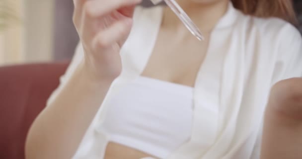 Mujer Dejando Caer Crema Hidratante Con Pipeta Mano Productos Belleza — Vídeos de Stock
