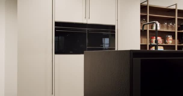 Sala Cozinha Moderna Espaçosa Imóveis Interior Moderno Casa Luxo Torneira — Vídeo de Stock