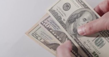 Neredeyse tüm Amerikan dolarlarının elle sayıldığı görüntüler. Tüm Amerikan dolarları elinde. 100 dolar nakit makro görüntü. Dolar Nakit Durdurma Hareketi. 1, 5, 10, 20, 50, 100 dolarlık banknotları durdur.