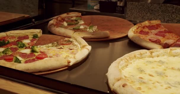 Ogromne Smaczne Przekąski Stole Pizzą Margarita Pepperoni Ser Wegańskie Świeżo — Wideo stockowe