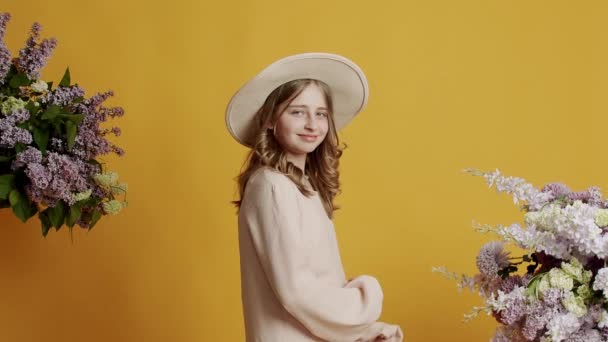 Bej Rengi Bir Elbise Şapka Içinde Yaşında Güzel Bir Genç — Stok video