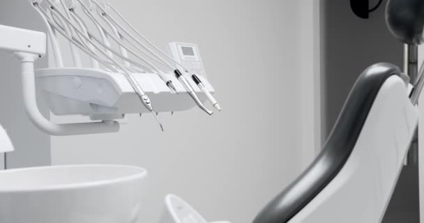 Quarto Moderno Com Cadeira Dentária Equipamentos Médicos Equipamento Moderno Consultório — Vídeo de Stock