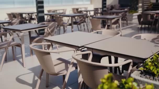 Stoły Wygodnymi Krzesłami Tarasie Restauracji Słoneczny Dzień Przytulna Kawiarnia Odpoczynku — Wideo stockowe