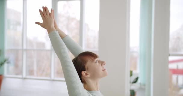 Femme Mince Faisant Yoga Studio Prise Vue Main Une Femme — Video