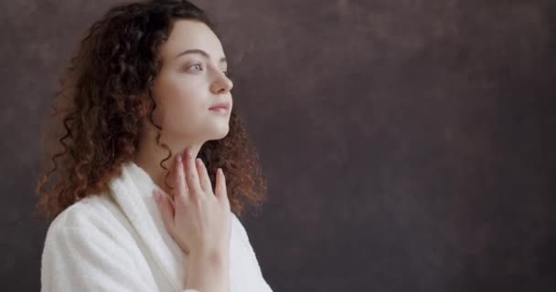 Huden Föryngring Ansiktslyftning Behandling Kvinna Ansikte Ung Kvinna Vit Badrock — Stockvideo