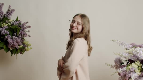 Krásná Blondýnka Dospívající Dívka Let Béžových Šatech Brýlích Šťastná Usmívá — Stock video