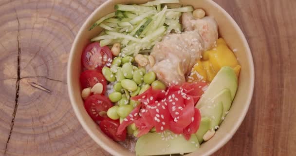 夏威夷传统生鱼沙拉 食物午餐时吃新鲜的鱼和蔬菜 日本菜 木制背景 — 图库视频影像