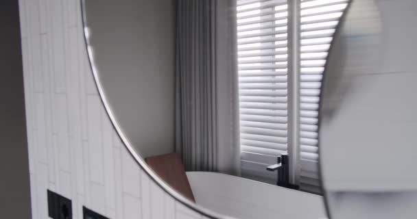 Luxo Banheiro Interior Interior Minimalista Cores Brancas Com Acessórios Banheiro — Vídeo de Stock