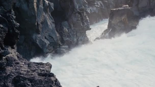 Прекрасний Вид Морські Хвилі Скелясте Узбережжя Морський Пейзаж Грозовою Водою — стокове відео