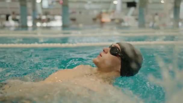 Primer Plano Del Hombre Con Gafas Nadando Espalda Piscina Entrenamiento — Vídeos de Stock