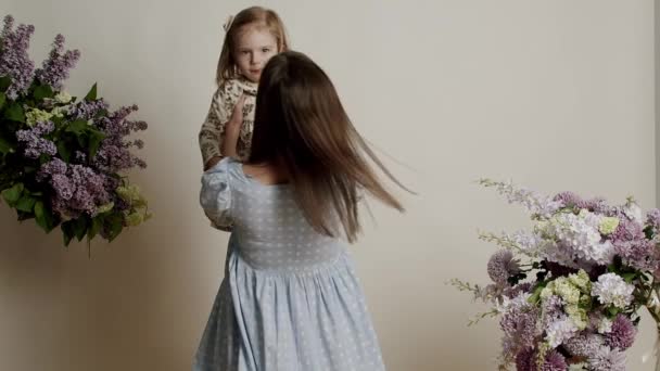 Ritratto Madre Che Abbraccia Amorevolmente Figlia Uno Sfondo Bianco Con — Video Stock