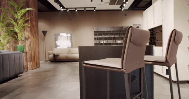 Mobília Moderna Sala Cozinha Madeira Branca Com Cadeiras Marrons Modernas — Vídeo de Stock