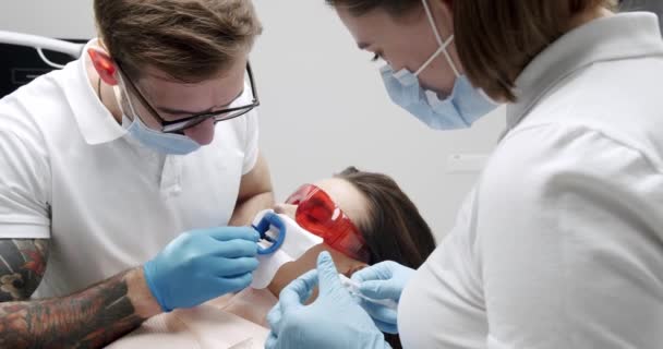 Dentysta Czyści Zęby Dla Pacjenta Nowoczesnej Klinice Stomatologicznej Pacjentka Gabinecie — Wideo stockowe