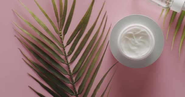Draufsicht Weiße Flasche Mit Palmblatt Drehen Für Kosmetik Auf Rosa — Stockvideo