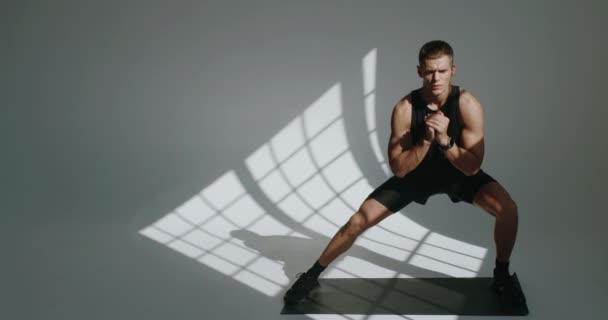 Спортивний Чоловік Активному Одязі Робить Фізичні Вправи Йога Мат Студії — стокове відео
