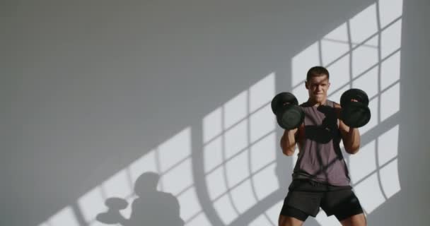 Concepto Deporte Fitness Hombre Atlético Fuerte Levantando Pesas Durante Entrenamiento — Vídeo de stock