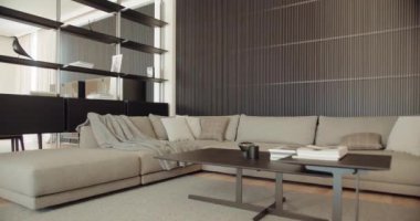 Büyük konforlu kanepe, yumuşak yastıklar, sehpanın yanında ekose, kitaplık ayırıcı ve ahşap panellerle dekore edilmiş duvar olan oturma odası. Şık bir dairede modern salon odası.