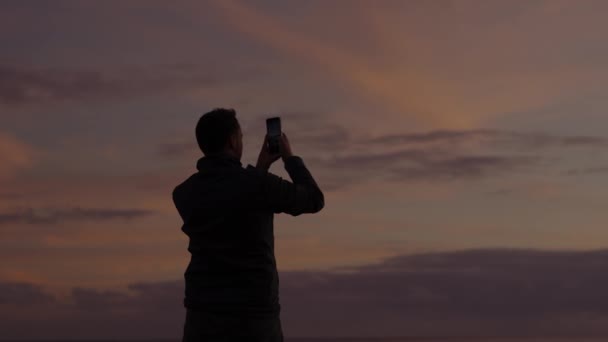 Обратный Вид Человека Туриста Насладиться Красивой Природой Сделать Видео Красочных — стоковое видео