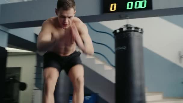 Jovem Atleta Com Corpo Muscular Exercitando Ginásio Homem Esportivo Fazendo — Vídeo de Stock
