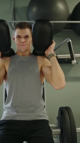 남자는 장치와 스쿼트 운동을 체육관 장비와 스포티 라이프 스타일 비디오 — 비디오