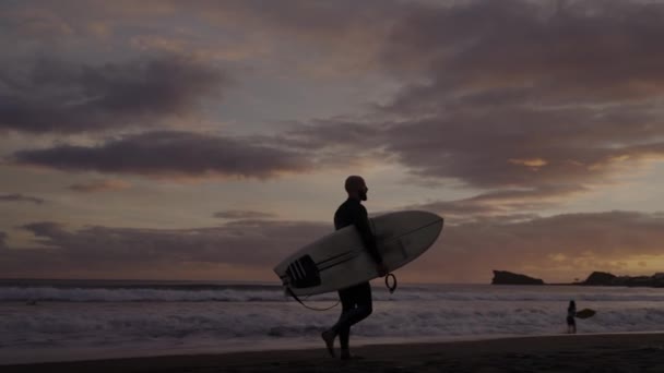 Siluet Manusia Atletik Dengan Papan Selancar Akan Pantai Laut Pada — Stok Video