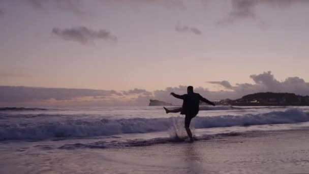 Człowiek Spacerujący Plaży Morskiej Zabawy Kopanie Fali Wody Boso Nogi — Wideo stockowe