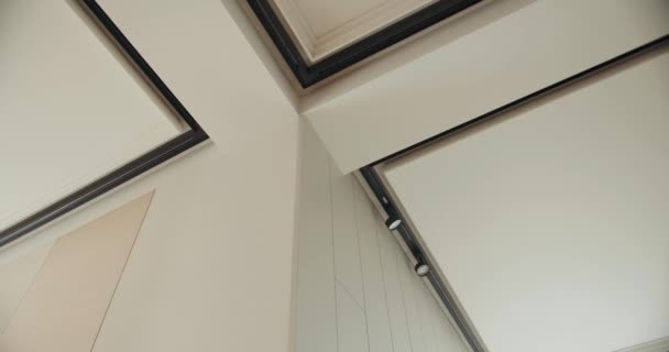Teto Suspenso Com Iluminação Instalada Apartamento Com Interior Moderno Decoração — Vídeo de Stock