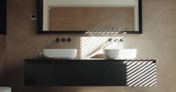 Stilvolles Badezimmer Mit Modernem Interieur Keramik Waschbecken Wasserhahn Schüssel Und — Stockvideo
