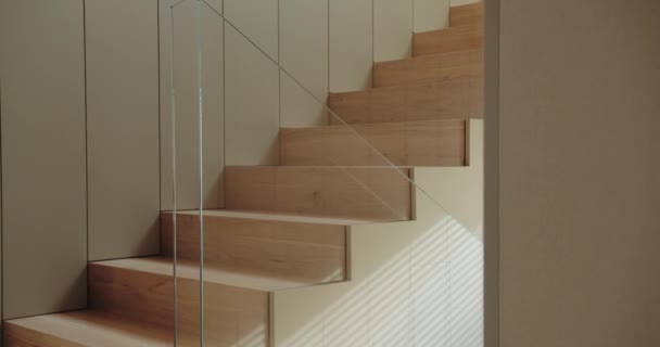 Ξύλινες Σκάλες Γυάλινο Φράγμα Στο Σπίτι Μοντέρνο Εσωτερικό Σχεδιασμός Ξύλινης — Αρχείο Βίντεο