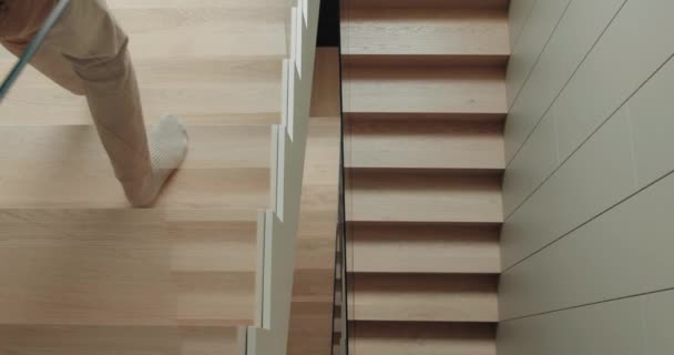 Widok Człowieka Schodzą Drewniane Schody Nowoczesnym Domu Mężczyzna Nogi Kroki — Wideo stockowe