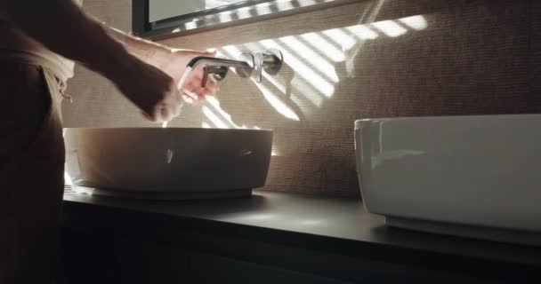 在现代的浴室里 人们用脸盆打开水 这让人刮目相看 现代阁楼式的卫生间 卫生概念 — 图库视频影像