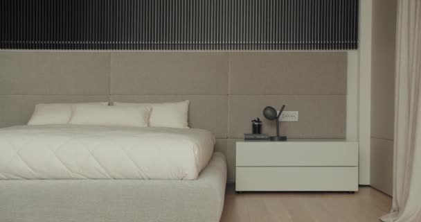 舒适的双人床 配有骨科床垫 枕头和床上用品 卧室里有时髦公寓的现代室内装饰 空荡荡的卧室 房间里有现代家具 色调轻盈 — 图库视频影像