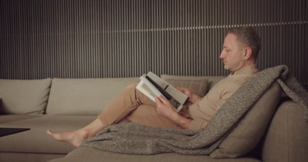 Hafta Sonları Evde Dinlenirken Rahat Koltukta Oturup Dergi Okuyan Odaklanmış — Stok video