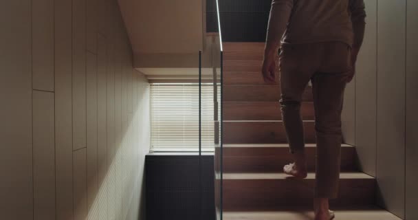 Vista Cortada Homem Descalço Subir Escada Segundo Andar Casa Moderna — Vídeo de Stock